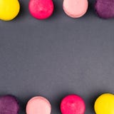Ζωηρόχρωμα γαλλικά macaroons στο γκρίζο υπόβαθρο, τοπ άποψη τετράγωνο στοκ εικόνες με δικαίωμα ελεύθερης χρήσης Ζωηρόχρωμα γαλλικά macaroons στο γκρίζο υπόβαθρο, τοπ άποψη τετράγωνο στοκ εικόνες με δικαίωμα ελεύθερης χρήσης