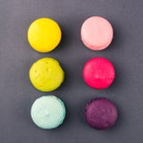 Ζωηρόχρωμα γαλλικά macaroons στο γκρίζο υπόβαθρο, τοπ άποψη τετράγωνο στοκ εικόνες Ζωηρόχρωμα γαλλικά macaroons στο γκρίζο υπόβαθρο, τοπ άποψη τετράγωνο στοκ εικόνες