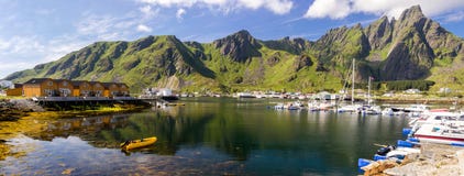 Ζωηρόχρωμα σπίτια και λιμάνι στο νησί Vestvagoya σε Lofoten στη Νορβηγία στοκ εικόνες Ζωηρόχρωμα σπίτια και λιμάνι στο νησί Vestvagoya σε Lofoten στη Νορβηγία στοκ εικόνες