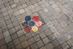Ζωηρόχρωμα σχέδια προσώπου Smiley στο χαμόγελο πόλεων πεζοδρομίων γύρω από το πρόσωπο στοκ εικόνες με δικαίωμα ελεύθερης χρήσης Ζωηρόχρωμα σχέδια προσώπου Smiley στο χαμόγελο πόλεων πεζοδρομίων γύρω από το πρόσωπο στοκ εικόνες με δικαίωμα ελεύθερης χρήσης