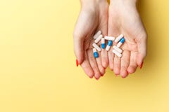 Ζωηρόχρωμες χάπια και ταμπλέτες στα χέρια γυναικών στοκ φωτογραφία με δικαίωμα ελεύθερης χρήσης Ζωηρόχρωμες χάπια και ταμπλέτες στα χέρια γυναικών στοκ φωτογραφία με δικαίωμα ελεύθερης χρήσης