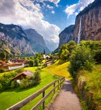 Ζωηρόχρωμη θερινή άποψη του χωριού Lauterbrunnen στοκ φωτογραφία με δικαίωμα ελεύθερης χρήσης Ζωηρόχρωμη θερινή άποψη του χωριού Lauterbrunnen στοκ φωτογραφία με δικαίωμα ελεύθερης χρήσης