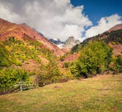 Ζωηρόχρωμη σκηνή στο χωριό Mazeri, ανώτερο Svaneti, Γεωργία, Ευρώπη στοκ φωτογραφίες με δικαίωμα ελεύθερης χρήσης Ζωηρόχρωμη σκηνή στο χωριό Mazeri, ανώτερο Svaneti, Γεωργία, Ευρώπη στοκ φωτογραφίες με δικαίωμα ελεύθερης χρήσης