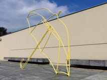 Ζωηρόχρωμο γλυπτό ομπρελών του Michael Craig-Martin’s, αρχείο Hill ανεμόμυλων, Waddesdon στοκ φωτογραφία με δικαίωμα ελεύθερης χρήσης Ζωηρόχρωμο γλυπτό ομπρελών του Michael Craig-Martin’s, αρχείο Hill ανεμόμυλων, Waddesdon στοκ φωτογραφία με δικαίωμα ελεύθερης χρήσης