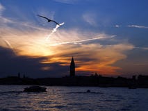 Ζωηρόχρωμο ηλιοβασίλεμα πέρα από το καμπαναριό στη Βενετία στην Ιταλία στοκ φωτογραφία Ζωηρόχρωμο ηλιοβασίλεμα πέρα από το καμπαναριό στη Βενετία στην Ιταλία στοκ φωτογραφία