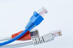 Ζωηρόχρωμο καλώδιο δικτύων με RJ45 τους συνδετήρες στοκ φωτογραφία Ζωηρόχρωμο καλώδιο δικτύων με RJ45 τους συνδετήρες στοκ φωτογραφία