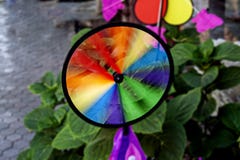 Ζωηρόχρωμο ουράνιο τόξο Pinwheel στοκ εικόνα με δικαίωμα ελεύθερης χρήσης Ζωηρόχρωμο ουράνιο τόξο Pinwheel στοκ εικόνα με δικαίωμα ελεύθερης χρήσης
