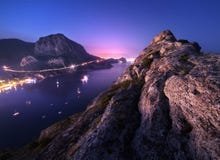 Ζωηρόχρωμο τοπίο βουνών νύχτας Άποψη από την αιχμή βουνών στοκ εικόνες Ζωηρόχρωμο τοπίο βουνών νύχτας Άποψη από την αιχμή βουνών στοκ εικόνες