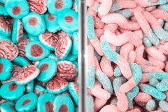 Ζωηρόχρωμοι lollipops και διαφορετικός που χρωματίζονται γύρω από την καραμέλα r στοκ εικόνες με δικαίωμα ελεύθερης χρήσης Ζωηρόχρωμοι lollipops και διαφορετικός που χρωματίζονται γύρω από την καραμέλα r στοκ εικόνες με δικαίωμα ελεύθερης χρήσης