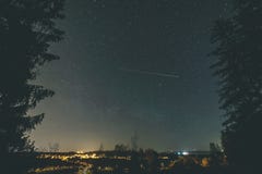 ζωηρόχρωμος γαλακτώδης γαλαξίας τρόπων που βλέπει στο νυχτερινό ουρανό πέρα από τα δέντρα - τρύγος Στοκ Εικόνα ζωηρόχρωμος γαλακτώδης γαλαξίας τρόπων που βλέπει στο νυχτερινό ουρανό πέρα από τα δέντρα - τρύγος Στοκ Εικόνα