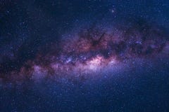 Ζωηρόχρωμος διαστημικός πυροβολισμός του γαλακτώδους γαλαξία τρόπων με τα αστέρια σε μια νύχτα SK Ζωηρόχρωμος διαστημικός πυροβολισμός του γαλακτώδους γαλαξία τρόπων με τα αστέρια σε μια νύχτα SK