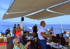 Ζωντανός εκτελεστής bouzouki κρουαζιερόπλοιων στοκ φωτογραφία με δικαίωμα ελεύθερης χρήσης Ζωντανός εκτελεστής bouzouki κρουαζιερόπλοιων στοκ φωτογραφία με δικαίωμα ελεύθερης χρήσης