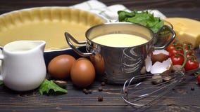 Ζύμη κουλουρακιών για το πίτα ψησίματος ξινό και συστατικά με μορφή ψησίματος απόθεμα βίντεο Ζύμη κουλουρακιών για το πίτα ψησίματος ξινό και συστατικά με μορφή ψησίματος απόθεμα βίντεο