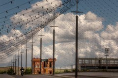 Η Arenal γέφυρα εξωράϊσε με τους δίκαιους βολβούς κάτω από έναν νεφελώδη ουρανό στοκ φωτογραφίες με δικαίωμα ελεύθερης χρήσης Η Arenal γέφυρα εξωράϊσε με τους δίκαιους βολβούς κάτω από έναν νεφελώδη ουρανό στοκ φωτογραφίες με δικαίωμα ελεύθερης χρήσης