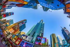 Η Times Square, που χαρακτηρίζεται με τα θέατρα Broadway και το τεράστιο αριθμό των σημαδιών των οδηγήσεων, είναι ένα σύμβολο της Στοκ Εικόνες Η Times Square, που χαρακτηρίζεται με τα θέατρα Broadway και το τεράστιο αριθμό των σημαδιών των οδηγήσεων, είναι ένα σύμβολο της Στοκ Εικόνες