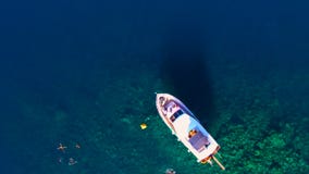 Η άποψη πέρα από το ιδιωτικό γιοτ εν πλω, άνθρωποι λούζει κοντά στο γιοτ φιλμ μικρού μήκους Η άποψη πέρα από το ιδιωτικό γιοτ εν πλω, άνθρωποι λούζει κοντά στο γιοτ φιλμ μικρού μήκους