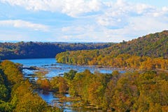 Η άποψη σχετικά με τον ποταμό Shenandoah και τα μπλε βουνά κορυφογραμμών από το πορθμείο Harpers αγνοούν στοκ εικόνες Η άποψη σχετικά με τον ποταμό Shenandoah και τα μπλε βουνά κορυφογραμμών από το πορθμείο Harpers αγνοούν στοκ εικόνες