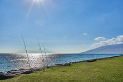 Η άποψη της αλιείας των ράβδων έδεσε μεταξύ των βράχων σε ένα πάρκο σε Maui κοντά στον της Χαβάης ωκεανό στοκ φωτογραφία Η άποψη της αλιείας των ράβδων έδεσε μεταξύ των βράχων σε ένα πάρκο σε Maui κοντά στον της Χαβάης ωκεανό στοκ φωτογραφία