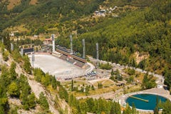 Η άποψη της υψηλότερης αίθουσας παγοδρομίας πατινάζ Medeo Βρίσκεται σε μια κοιλάδα βουνών της πόλης του Αλμάτι, Καζακστάν στοκ φωτογραφία με δικαίωμα ελεύθερης χρήσης Η άποψη της υψηλότερης αίθουσας παγοδρομίας πατινάζ Medeo Βρίσκεται σε μια κοιλάδα βουνών της πόλης του Αλμάτι, Καζακστάν στοκ φωτογραφία με δικαίωμα ελεύθερης χρήσης