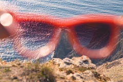Η άποψη τοπίων θάλασσας μέσω των γυαλιών στοκ εικόνες Η άποψη τοπίων θάλασσας μέσω των γυαλιών στοκ εικόνες