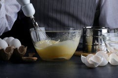 Η έκχυση ζύμης από χτυπά ελαφρά manking πίτα ατόμων έννοια συνταγής στο σκοτεινό υπόβαθρο στοκ εικόνες με δικαίωμα ελεύθερης χρήσης Η έκχυση ζύμης από χτυπά ελαφρά manking πίτα ατόμων έννοια συνταγής στο σκοτεινό υπόβαθρο στοκ εικόνες με δικαίωμα ελεύθερης χρήσης