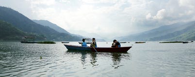 Η λίμνη Phewa είναι η δεύτερη - μεγαλύτερη λίμνη στο Νεπάλ στοκ εικόνες με δικαίωμα ελεύθερης χρήσης Η λίμνη Phewa είναι η δεύτερη - μεγαλύτερη λίμνη στο Νεπάλ στοκ εικόνες με δικαίωμα ελεύθερης χρήσης