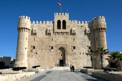 Η ακρόπολη Qaitbey που τοποθετείται στο ανατολικό λιμάνι στην Αλεξάνδρεια στην Αίγυπτο στοκ φωτογραφία με δικαίωμα ελεύθερης χρήσης Η ακρόπολη Qaitbey που τοποθετείται στο ανατολικό λιμάνι στην Αλεξάνδρεια στην Αίγυπτο στοκ φωτογραφία με δικαίωμα ελεύθερης χρήσης