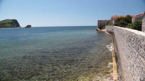 Η ακτή, η παραλία της Αδριατικής, τοπίο με τις απόψεις του θερέτρου του budva απόθεμα βίντεο Η ακτή, η παραλία της Αδριατικής, τοπίο με τις απόψεις του θερέτρου του budva απόθεμα βίντεο