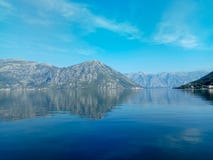 Η ακτή της αδριατικής θάλασσας στον κόλπο Boka Kotor στην παλαιά πόλη, Μαυροβούνιο στοκ εικόνα Η ακτή της αδριατικής θάλασσας στον κόλπο Boka Kotor στην παλαιά πόλη, Μαυροβούνιο στοκ εικόνα
