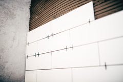 Η ανακαίνιση, κλείνει επάνω τις λεπτομέρειες του πλαστικού distancer στα κεραμικά κεραμίδια και την κόλλα στους τοίχους στοκ εικόνα Η ανακαίνιση, κλείνει επάνω τις λεπτομέρειες του πλαστικού distancer στα κεραμικά κεραμίδια και την κόλλα στους τοίχους στοκ εικόνα