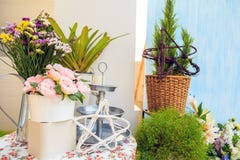 Η ανθοδέσμη τεχνητού αυξήθηκε και πραγματικά λουλούδια σε ένα δοχείο με τις εγκαταστάσεις στοκ εικόνες Η ανθοδέσμη τεχνητού αυξήθηκε και πραγματικά λουλούδια σε ένα δοχείο με τις εγκαταστάσεις στοκ εικόνες