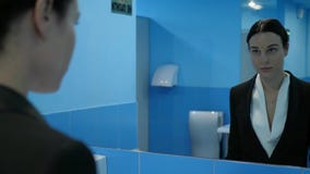 Η απάθεια, ματαιωμένος νέος χώρος ανάπαυσης γυναικών δημόσια βγάζει eyeglasses της και εξετάζει την στον καθρέφτη απόθεμα βίντεο Η απάθεια, ματαιωμένος νέος χώρος ανάπαυσης γυναικών δημόσια βγάζει eyeglasses της και εξετάζει την στον καθρέφτη απόθεμα βίντεο