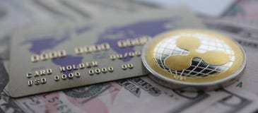 Η ασημένια κινηματογράφηση σε πρώτο πλάνο κυματισμών XRP νομισμάτων βρίσκεται στον πίνακα στοκ εικόνες Η ασημένια κινηματογράφηση σε πρώτο πλάνο κυματισμών XRP νομισμάτων βρίσκεται στον πίνακα στοκ εικόνες