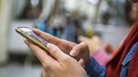 Η ασιατική γυναίκα κάθεται στο μετρό και κρατά το smartphone Επιβάτης που χρησιμοποιεί το τηλέφωνο στοκ εικόνες με δικαίωμα ελεύθερης χρήσης Η ασιατική γυναίκα κάθεται στο μετρό και κρατά το smartphone Επιβάτης που χρησιμοποιεί το τηλέφωνο στοκ εικόνες με δικαίωμα ελεύθερης χρήσης