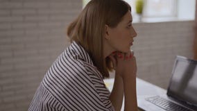Η αστεία ελκυστική μαθήτρια ακούει προσεκτικά το δάσκαλο και υποβάλλει τις ερωτήσεις στη διάλεξη 4K απόθεμα βίντεο Η αστεία ελκυστική μαθήτρια ακούει προσεκτικά το δάσκαλο και υποβάλλει τις ερωτήσεις στη διάλεξη 4K απόθεμα βίντεο