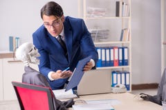Η αστεία επιχειρησιακή συνεδρίαση με τον προϊστάμενο και τους σκελετούς στοκ φωτογραφία Η αστεία επιχειρησιακή συνεδρίαση με τον προϊστάμενο και τους σκελετούς στοκ φωτογραφία