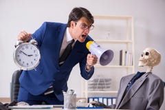 Η αστεία επιχειρησιακή συνεδρίαση με τον προϊστάμενο και τους σκελετούς στοκ φωτογραφίες με δικαίωμα ελεύθερης χρήσης Η αστεία επιχειρησιακή συνεδρίαση με τον προϊστάμενο και τους σκελετούς στοκ φωτογραφίες με δικαίωμα ελεύθερης χρήσης