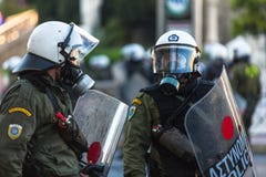 Η αστυνομία ταραχής με την ασπίδα τους, παίρνει την κάλυψη κατά τη διάρκεια μιας συνάθροισης μπροστά από το Πανεπιστήμιο Αθηνών Στοκ Εικόνες Η αστυνομία ταραχής με την ασπίδα τους, παίρνει την κάλυψη κατά τη διάρκεια μιας συνάθροισης μπροστά από το Πανεπιστήμιο Αθηνών Στοκ Εικόνες