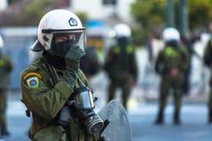 Η αστυνομία ταραχής με την ασπίδα τους, παίρνει την κάλυψη κατά τη διάρκεια μιας συνάθροισης μπροστά από το Πανεπιστήμιο Αθηνών Στοκ εικόνα με δικαίωμα ελεύθερης χρήσης Η αστυνομία ταραχής με την ασπίδα τους, παίρνει την κάλυψη κατά τη διάρκεια μιας συνάθροισης μπροστά από το Πανεπιστήμιο Αθηνών Στοκ εικόνα με δικαίωμα ελεύθερης χρήσης