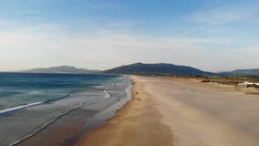 Η ατλαντική παραλία ακτών είναι η πόλη Tarifa Ισπανία, της κυματωγής κυμάτων και της αμμώδους παραλίας στο ηλιοβασίλεμα Κενή παρα απόθεμα βίντεο Η ατλαντική παραλία ακτών είναι η πόλη Tarifa Ισπανία, της κυματωγής κυμάτων και της αμμώδους παραλίας στο ηλιοβασίλεμα Κενή παρα απόθεμα βίντεο