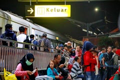 Η ατμόσφαιρα των επιβατών τραίνων τη νύχτα στοκ φωτογραφία με δικαίωμα ελεύθερης χρήσης Η ατμόσφαιρα των επιβατών τραίνων τη νύχτα στοκ φωτογραφία με δικαίωμα ελεύθερης χρήσης