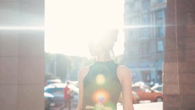 Η βέβαια ελκυστική γυναίκα brunette σε ένα μαύρο φόρεμα που περπατά κάτω από την οδό πόλεων και κοιτάζει seductively δεξιά φιλμ μικρού μήκους Η βέβαια ελκυστική γυναίκα brunette σε ένα μαύρο φόρεμα που περπατά κάτω από την οδό πόλεων και κοιτάζει seductively δεξιά φιλμ μικρού μήκους