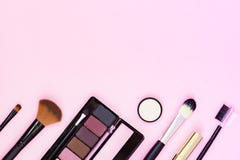 Η βούρτσα Makeup και τα διακοσμητικά καλλυντικά σε μια κρητιδογραφία οδοντώνουν το υπόβαθρο με το κενό διάστημα r στοκ εικόνες Η βούρτσα Makeup και τα διακοσμητικά καλλυντικά σε μια κρητιδογραφία οδοντώνουν το υπόβαθρο με το κενό διάστημα r στοκ εικόνες