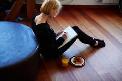 Η γλυκιά και πολύ ευγενής συνεδρίαση καλλιτεχνών στο πάτωμα και σύρει ένα μολύβι Στοκ φωτογραφία με δικαίωμα ελεύθερης χρήσης Η γλυκιά και πολύ ευγενής συνεδρίαση καλλιτεχνών στο πάτωμα και σύρει ένα μολύβι Στοκ φωτογραφία με δικαίωμα ελεύθερης χρήσης