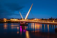 Η γέφυρα ειρήνης Derry Londonderry Βόρεια Ιρλανδία βασίλειο που ενώνεται στοκ φωτογραφίες Η γέφυρα ειρήνης Derry Londonderry Βόρεια Ιρλανδία βασίλειο που ενώνεται στοκ φωτογραφίες