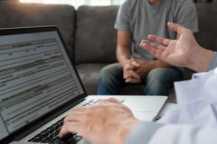 Η γηριατρική έννοια γιατρών ή geriatrician, η επίσκεψη γιατρών με τον ασθενή στο δωμάτιο και η σοβαρή ασθένεια ακοής εντοπίζουν ν στοκ φωτογραφία Η γηριατρική έννοια γιατρών ή geriatrician, η επίσκεψη γιατρών με τον ασθενή στο δωμάτιο και η σοβαρή ασθένεια ακοής εντοπίζουν ν στοκ φωτογραφία
