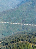 Η για τους πεζούς γέφυρα αναστολής μεταξύ των υψηλών βουνών επάνω από στοκ φωτογραφίες Η για τους πεζούς γέφυρα αναστολής μεταξύ των υψηλών βουνών επάνω από στοκ φωτογραφίες