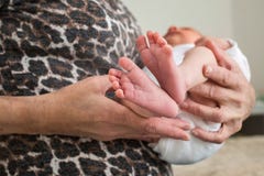 Η γιαγιά κρατά τη νεογέννητη εγγονή της στα όπλα της στοκ φωτογραφίες Η γιαγιά κρατά τη νεογέννητη εγγονή της στα όπλα της στοκ φωτογραφίες