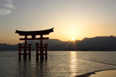 Η γιγαντιαία πορτοκαλιά λάρνακα Itsukushima στοκ εικόνα με δικαίωμα ελεύθερης χρήσης Η γιγαντιαία πορτοκαλιά λάρνακα Itsukushima στοκ εικόνα με δικαίωμα ελεύθερης χρήσης