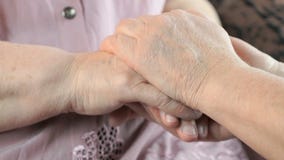 Η γυναίκα soothes γέρασε τη δεκαετία του '80 γυναικών σε περιόδους της πίεσης απόθεμα βίντεο Η γυναίκα soothes γέρασε τη δεκαετία του '80 γυναικών σε περιόδους της πίεσης απόθεμα βίντεο